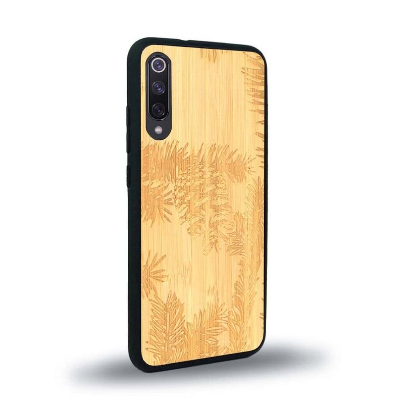 Coque de protection en bois véritable fabriquée en France pour Xiaomi Mi Note 10 Lite sur le thème de la nature des arbres avec un motif de gravure représentant des épines de sapin et des pommes de pin