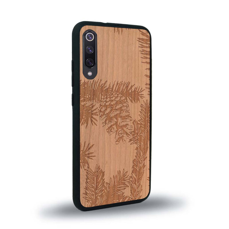 Coque de protection en bois véritable fabriquée en France pour Xiaomi Mi Note 10 Lite sur le thème de la nature des arbres avec un motif de gravure représentant des épines de sapin et des pommes de pin