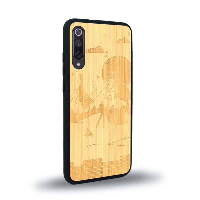 Coque de protection en bois véritable fabriquée en France pour Xiaomi Mi Note 10 Lite sur le thème du camping en pleine nature représentant une tente avec un feu de camp entouré de montagnes