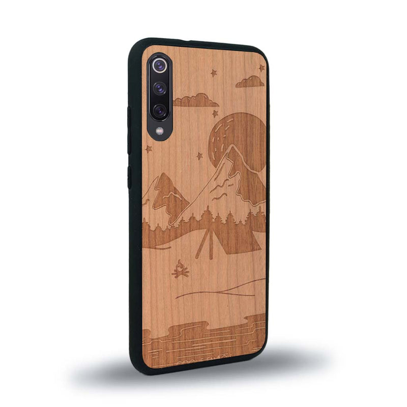 Coque de protection en bois véritable fabriquée en France pour Xiaomi Mi Note 10 Lite sur le thème du camping en pleine nature représentant une tente avec un feu de camp entouré de montagnes