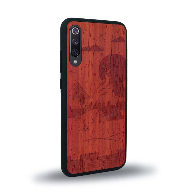 Coque de protection en bois véritable fabriquée en France pour Xiaomi Mi Note 10 Lite sur le thème du camping en pleine nature représentant une tente avec un feu de camp entouré de montagnes