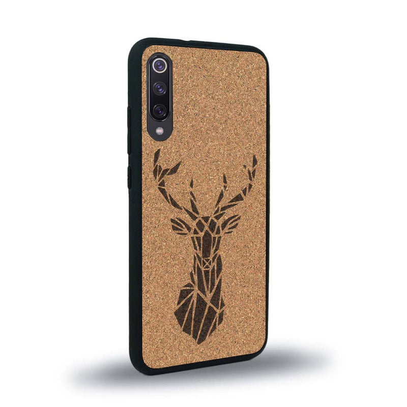 Coque de protection en bois véritable fabriquée en France pour Xiaomi Mi Note 10 Lite sur le thème de la nature et des animaux représentant une tête de cerf gométrique avec un design moderne et minimaliste