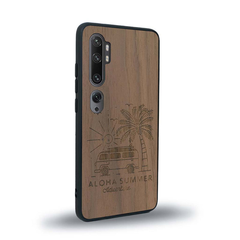 Coque de protection en bois véritable fabriquée en France pour Xiaomi Mi Note 10 Pro sur le thème de la plage, de l'été et vanlife.