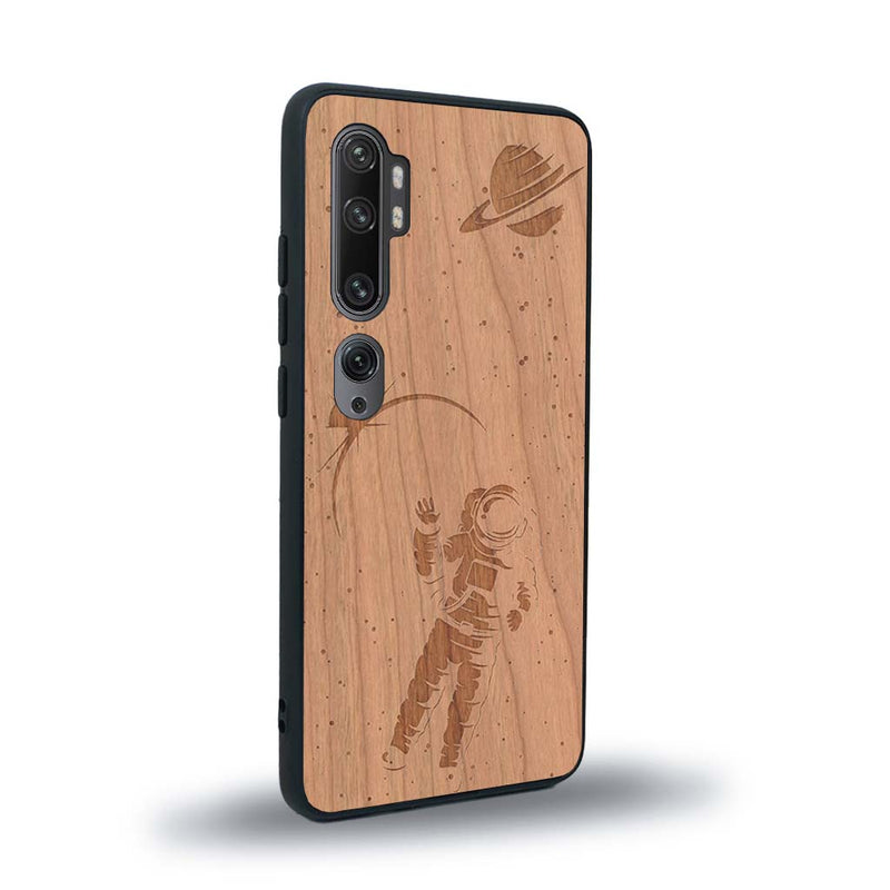 Coque de protection en bois véritable fabriquée en France pour Xiaomi Mi Note 10 Pro sur le thème des astronautes