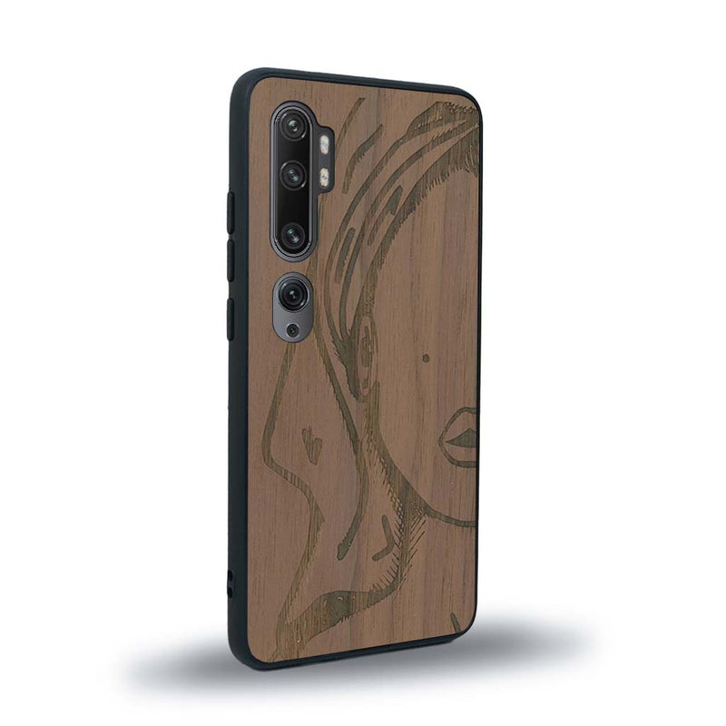 Coque de protection en bois véritable fabriquée en France pour Xiaomi Mi Note 10 Pro représentant une silhouette féminine épurée de type line art en collaboration avec l'artiste Maud Dabs