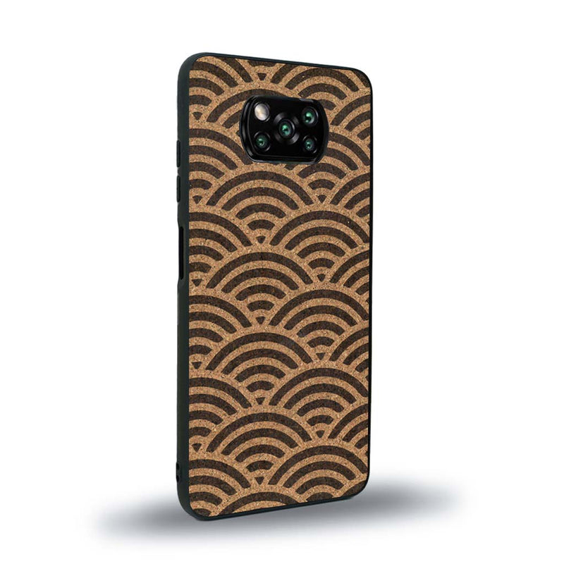 Coque de protection en bois véritable fabriquée en France pour Xiaomi Poco X3 Nfc baptisée "La Sinjak" avec un motif de gravure abstrait représentant la répétition d'un symbole wifi