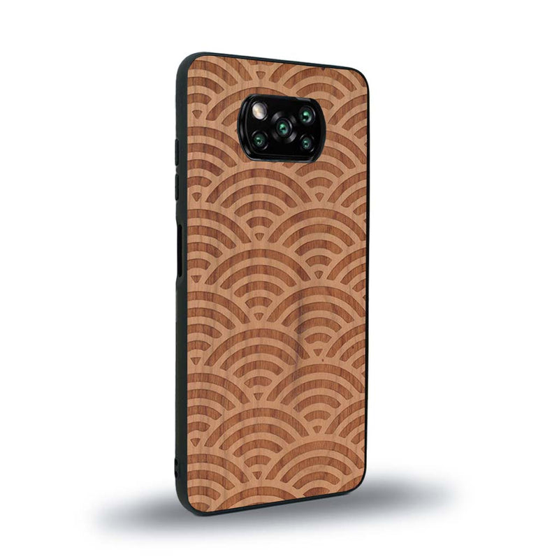 Coque de protection en bois véritable fabriquée en France pour Xiaomi Poco X3 Nfc baptisée "La Sinjak" avec un motif de gravure abstrait représentant la répétition d'un symbole wifi