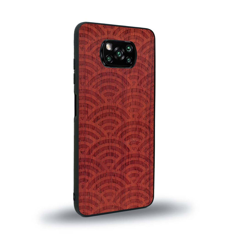 Coque de protection en bois véritable fabriquée en France pour Xiaomi Poco X3 Nfc baptisée "La Sinjak" avec un motif de gravure abstrait représentant la répétition d'un symbole wifi