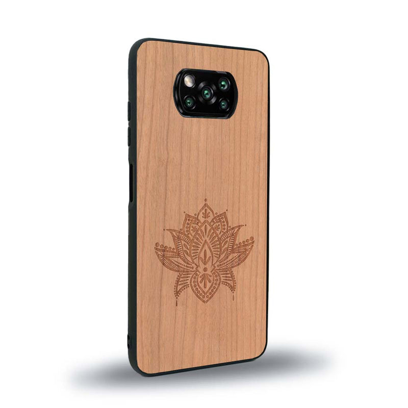 Coque de protection en bois véritable fabriquée en France pour Xiaomi Poco X3 Nfc sur le thème de la nature et du yoga avec une gravure zen représentant une fleur de lotus