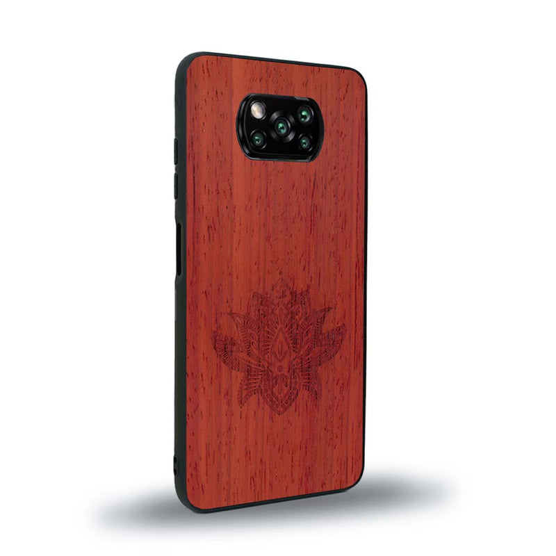 Coque de protection en bois véritable fabriquée en France pour Xiaomi Poco X3 Nfc sur le thème de la nature et du yoga avec une gravure zen représentant une fleur de lotus