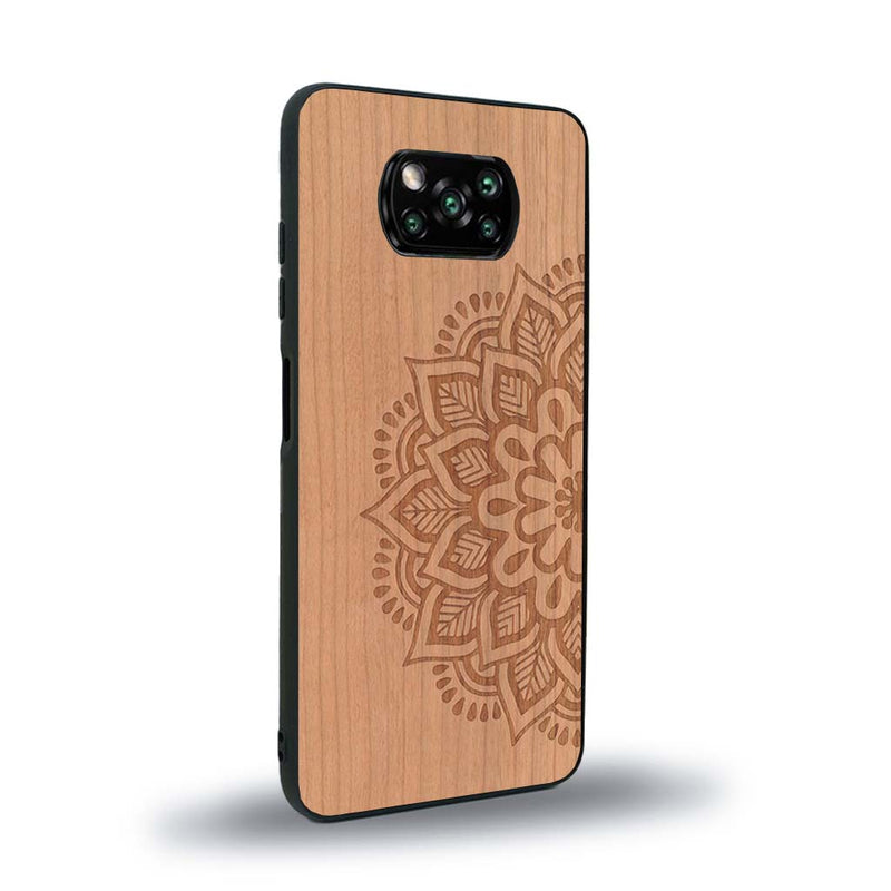 Coque de protection en bois véritable fabriquée en France pour Xiaomi Poco X3 Nfc sur le thème de la bohème et du tatouage au henné avec une gravure représentant un mandala