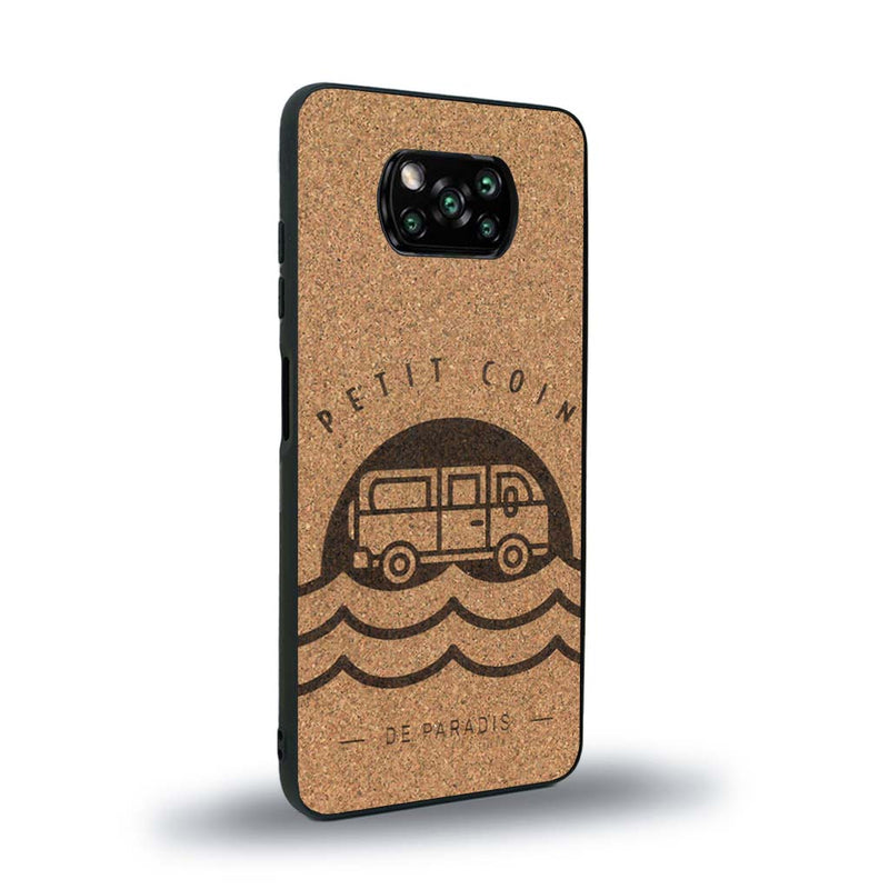 Coque de protection en bois véritable fabriquée en France pour Xiaomi Poco X3 Nfc sur le thème des voyages en vans, vanlife et chill avec une gravure représentant un van vw combi devant le soleil couchant sur une plage avec des vagues