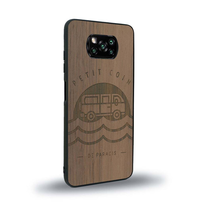 Coque de protection en bois véritable fabriquée en France pour Xiaomi Poco X3 Nfc sur le thème des voyages en vans, vanlife et chill avec une gravure représentant un van vw combi devant le soleil couchant sur une plage avec des vagues