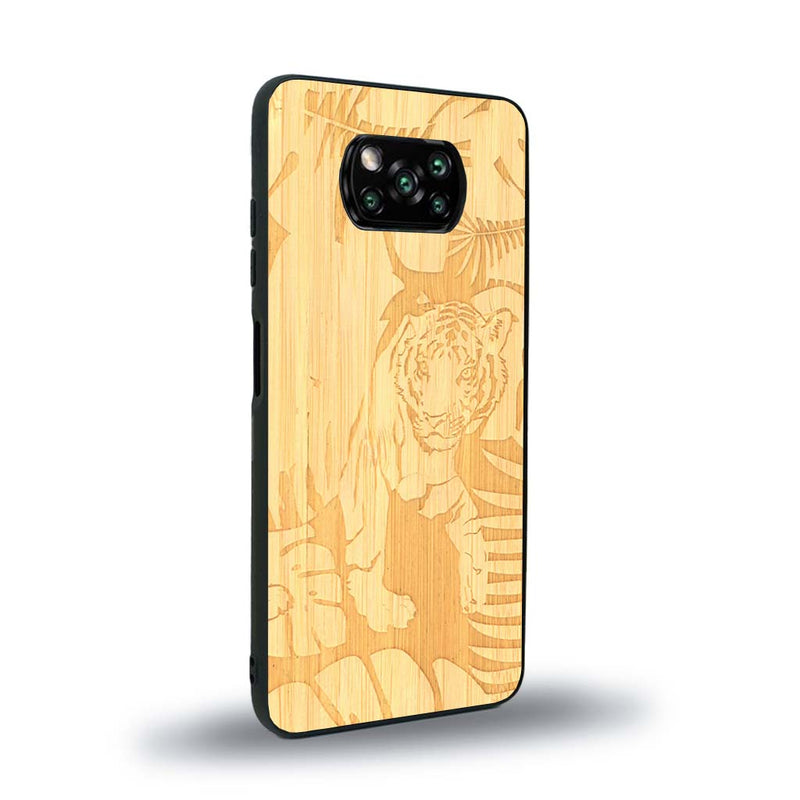 Coque de protection en bois véritable fabriquée en France pour Xiaomi Poco X3 Nfc sur le thème de la nature et des animaux représentant un tigre dans la jungle entre des fougères