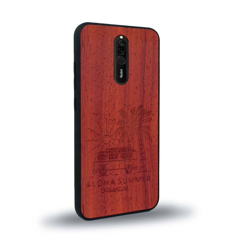 Coque de protection en bois véritable fabriquée en France pour Xiaomi Redmi 8 sur le thème de la plage, de l'été et vanlife.