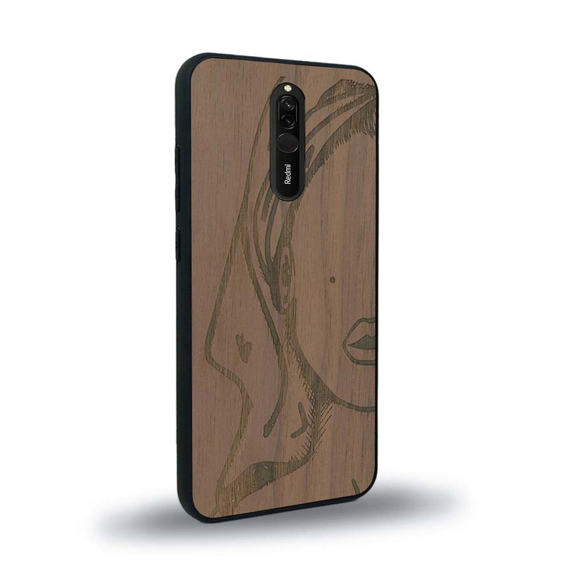 Coque de protection en bois véritable fabriquée en France pour Xiaomi Redmi 8 représentant une silhouette féminine épurée de type line art en collaboration avec l'artiste Maud Dabs