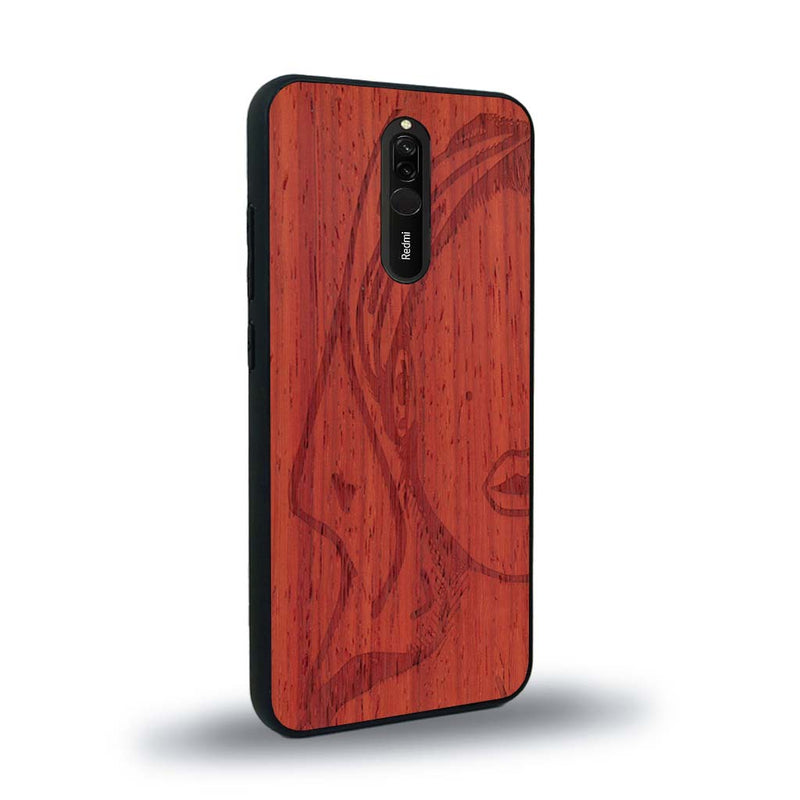 Coque de protection en bois véritable fabriquée en France pour Xiaomi Redmi 8 représentant une silhouette féminine épurée de type line art en collaboration avec l'artiste Maud Dabs