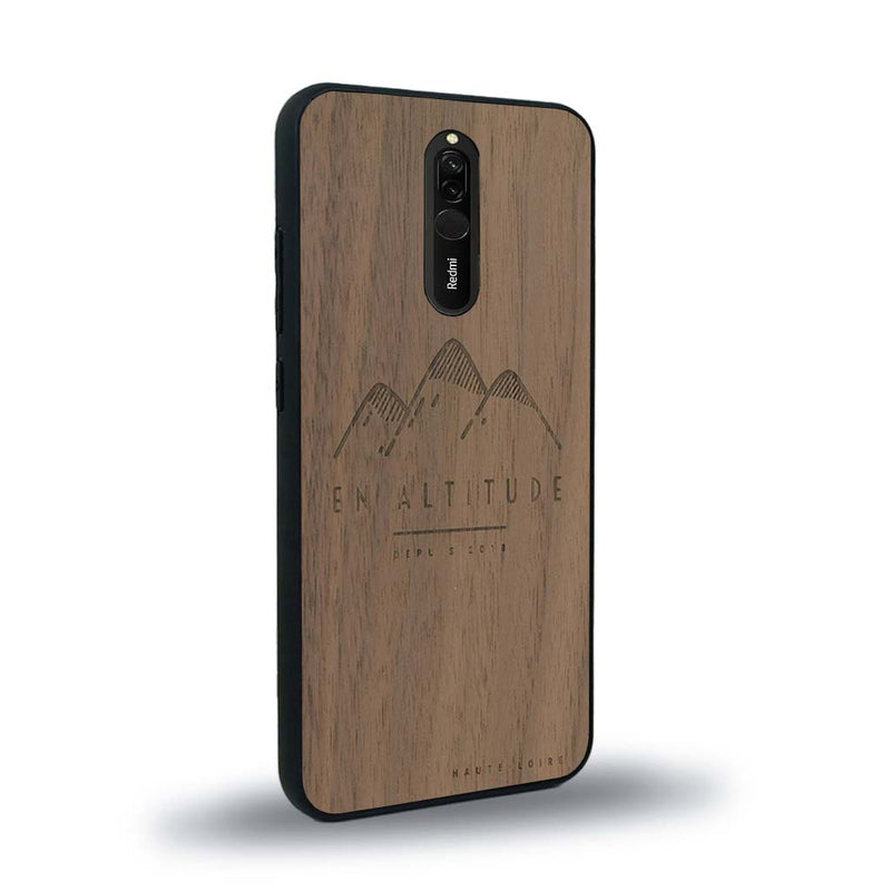 Coque de protection en bois véritable fabriquée en France pour Xiaomi Redmi 8 représentant des montagnes, sur le thème de la randonnée en pleine nature et du trail