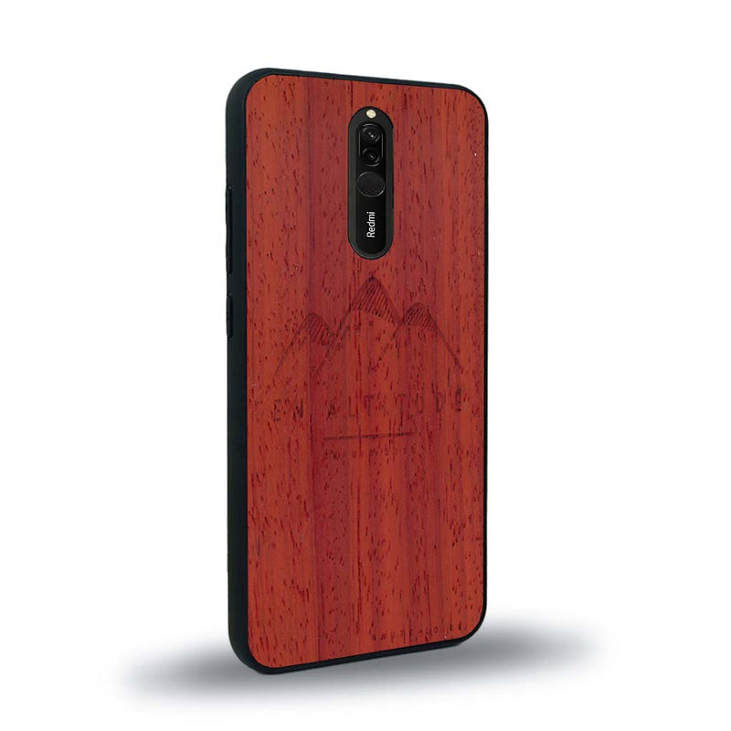 Coque de protection en bois véritable fabriquée en France pour Xiaomi Redmi 8 représentant des montagnes, sur le thème de la randonnée en pleine nature et du trail