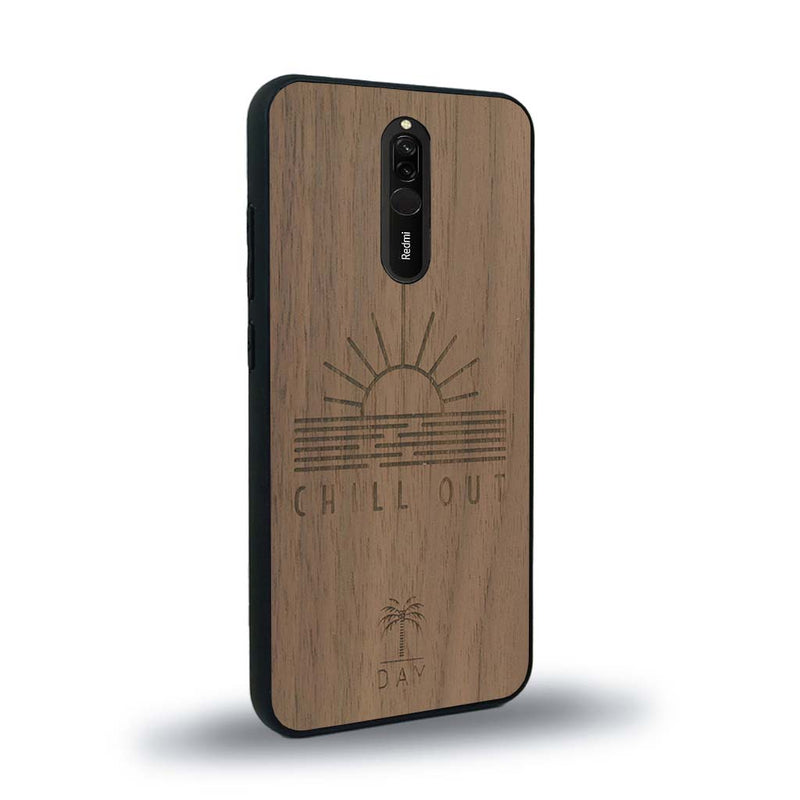 Coque de protection en bois véritable fabriquée en France pour Xiaomi Redmi 8 sur le thème chill avec un motif représentant un couché de soleil sur l'océan et la phrase "Chill out"