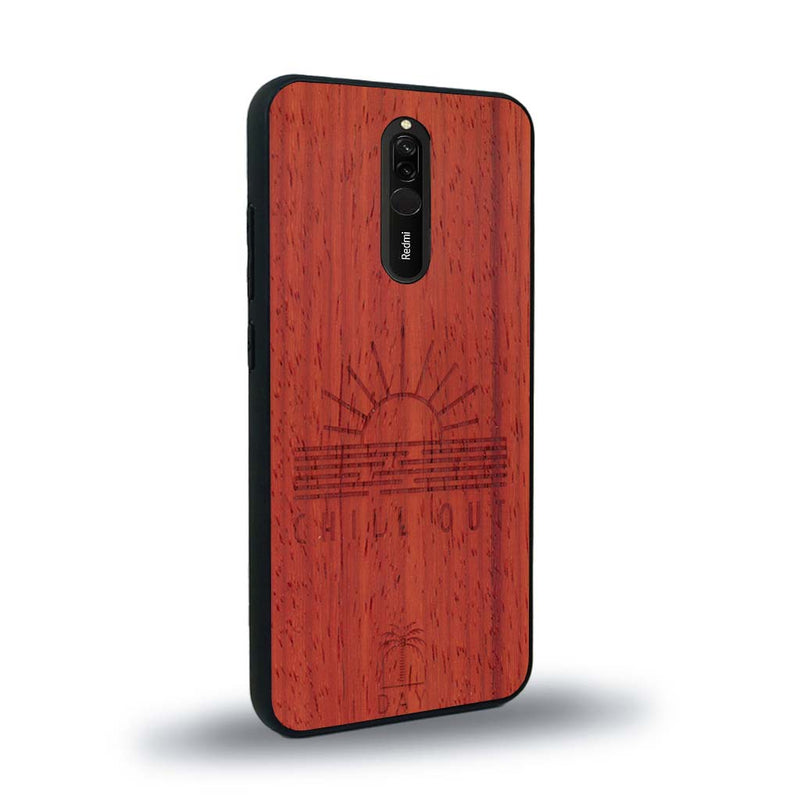 Coque de protection en bois véritable fabriquée en France pour Xiaomi Redmi 8 sur le thème chill avec un motif représentant un couché de soleil sur l'océan et la phrase "Chill out"