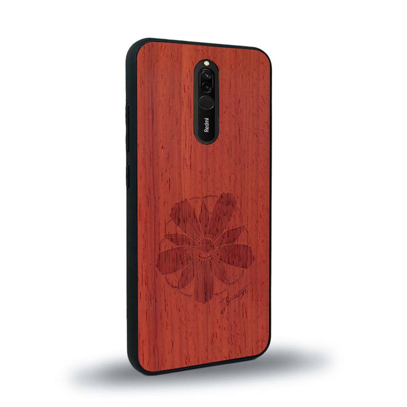 Coque de protection en bois véritable fabriquée en France pour Xiaomi Redmi 8 sur le thème des fleurs et de la montagne avec un motif de gravure représentant les pétales d'une fleur des montagnes