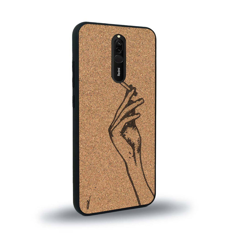 Coque de protection en bois véritable fabriquée en France pour Xiaomi Redmi 8 représentant une main de femme tenant une cigarette de type line art en collaboration avec l'artiste Maud Dabs
