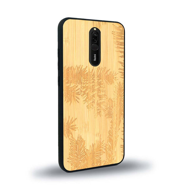 Coque de protection en bois véritable fabriquée en France pour Xiaomi Redmi 8 sur le thème de la nature des arbres avec un motif de gravure représentant des épines de sapin et des pommes de pin