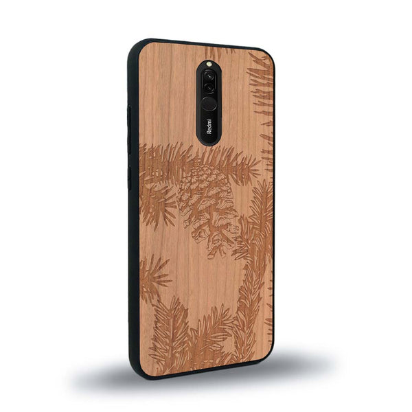 Coque de protection en bois véritable fabriquée en France pour Xiaomi Redmi 8 sur le thème de la nature des arbres avec un motif de gravure représentant des épines de sapin et des pommes de pin