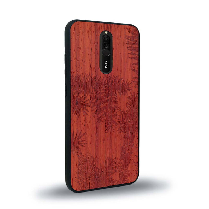 Coque de protection en bois véritable fabriquée en France pour Xiaomi Redmi 8 sur le thème de la nature des arbres avec un motif de gravure représentant des épines de sapin et des pommes de pin
