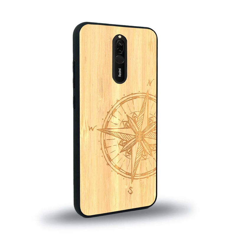 Coque de protection en bois véritable fabriquée en France pour Xiaomi Redmi 8 avec une gravure "rose des vents" sur le thème nautique et de l'océan qui s'inspire des boussoles de pirate