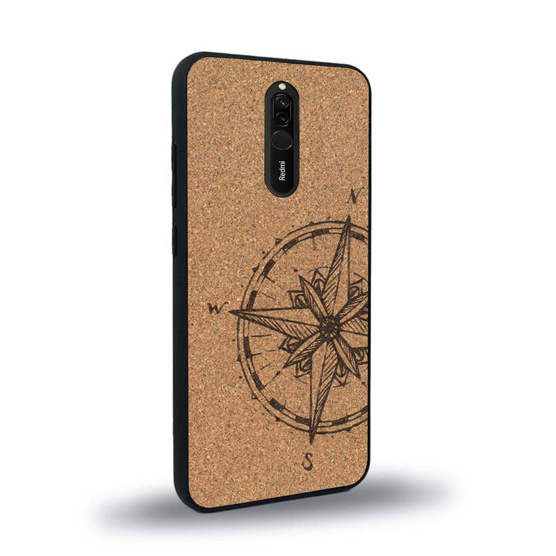 Coque de protection en bois véritable fabriquée en France pour Xiaomi Redmi 8 avec une gravure "rose des vents" sur le thème nautique et de l'océan qui s'inspire des boussoles de pirate