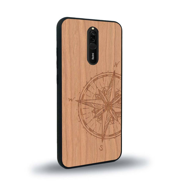 Coque de protection en bois véritable fabriquée en France pour Xiaomi Redmi 8 avec une gravure "rose des vents" sur le thème nautique et de l'océan qui s'inspire des boussoles de pirate