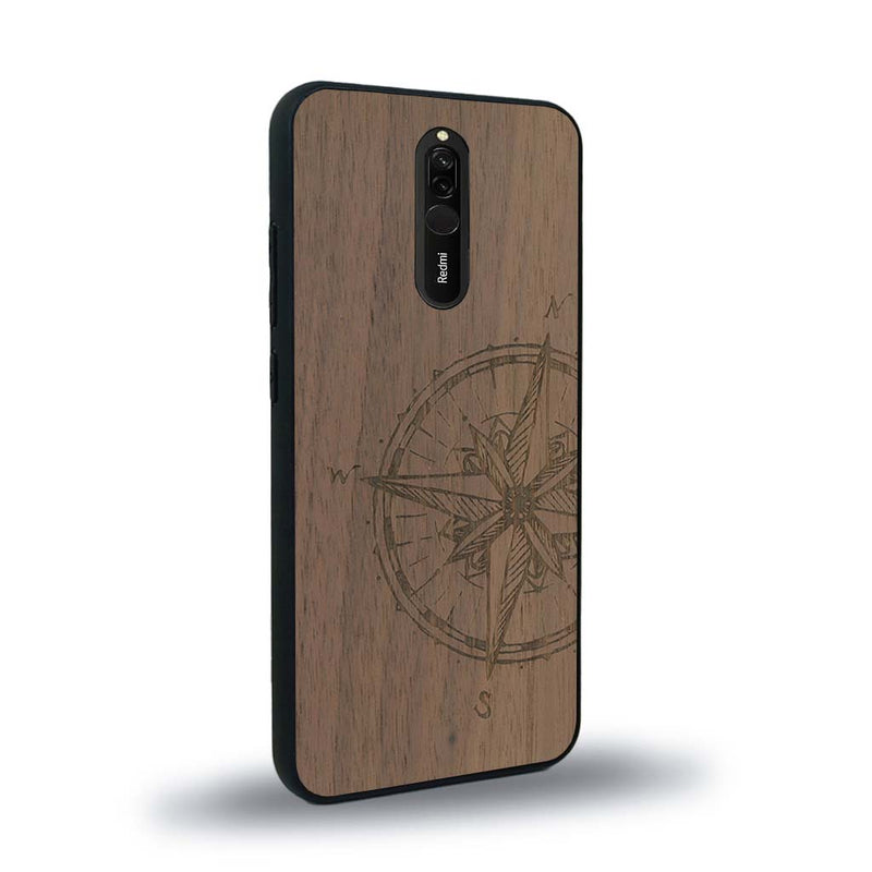 Coque de protection en bois véritable fabriquée en France pour Xiaomi Redmi 8 avec une gravure "rose des vents" sur le thème nautique et de l'océan qui s'inspire des boussoles de pirate