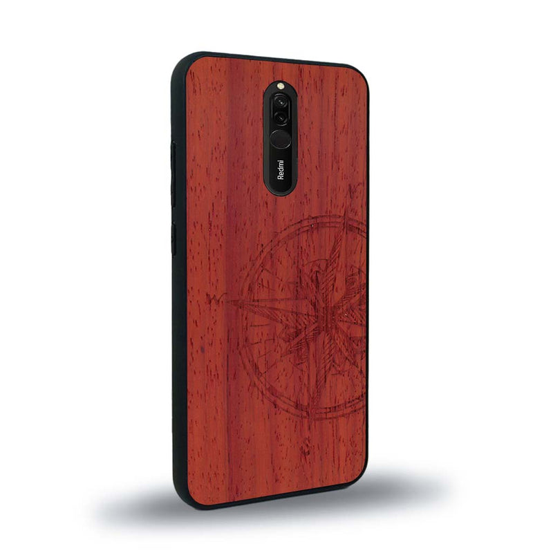 Coque de protection en bois véritable fabriquée en France pour Xiaomi Redmi 8 avec une gravure "rose des vents" sur le thème nautique et de l'océan qui s'inspire des boussoles de pirate