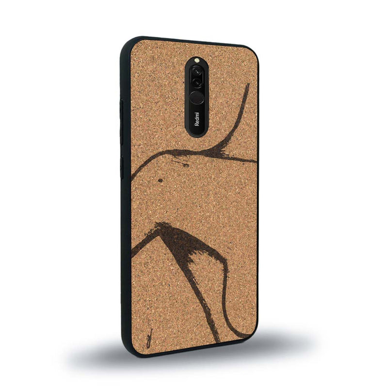 Coque de protection en bois véritable fabriquée en France pour Xiaomi Redmi 8 représentant une silhouette féminine dessinée à la main par l'artiste Maud Dabs