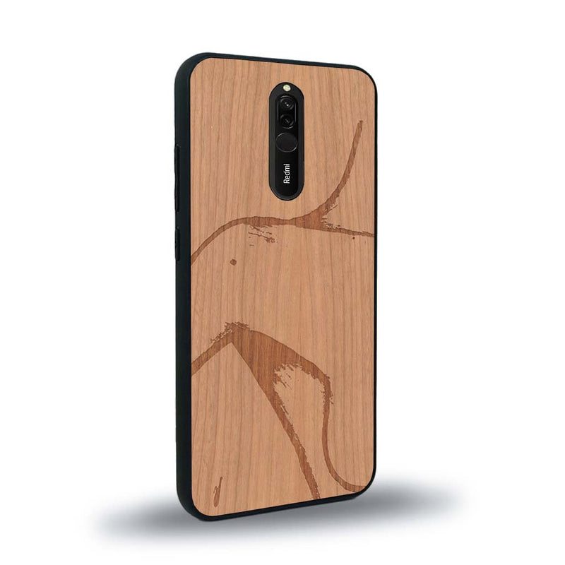 Coque de protection en bois véritable fabriquée en France pour Xiaomi Redmi 8 représentant une silhouette féminine dessinée à la main par l'artiste Maud Dabs