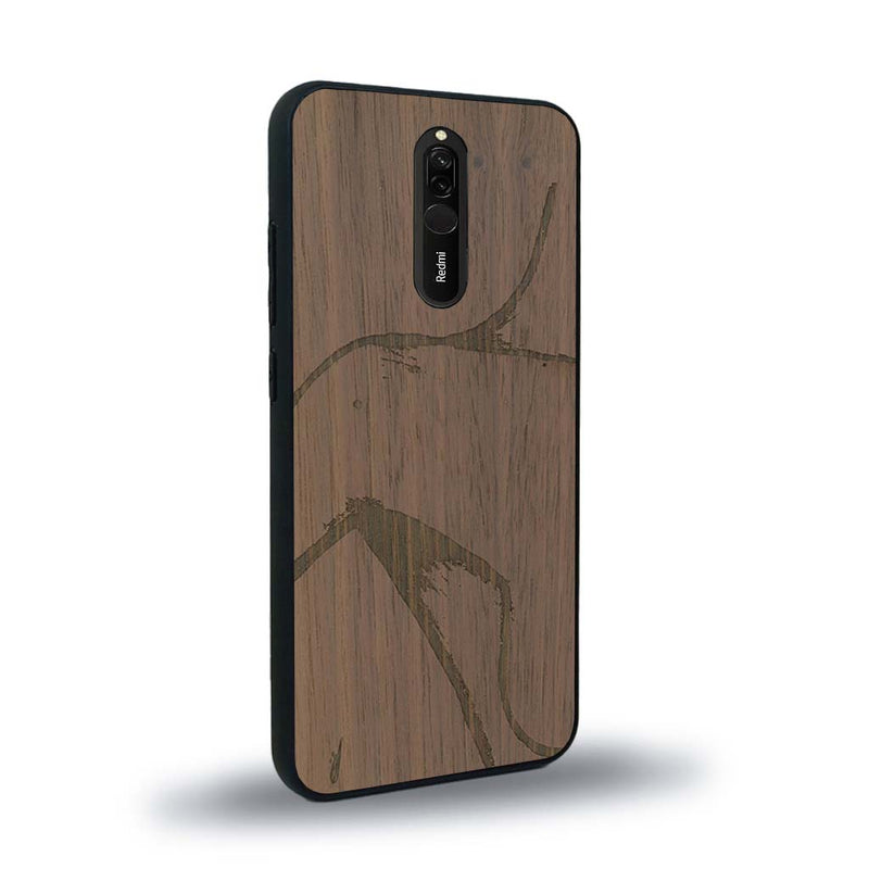 Coque de protection en bois véritable fabriquée en France pour Xiaomi Redmi 8 représentant une silhouette féminine dessinée à la main par l'artiste Maud Dabs