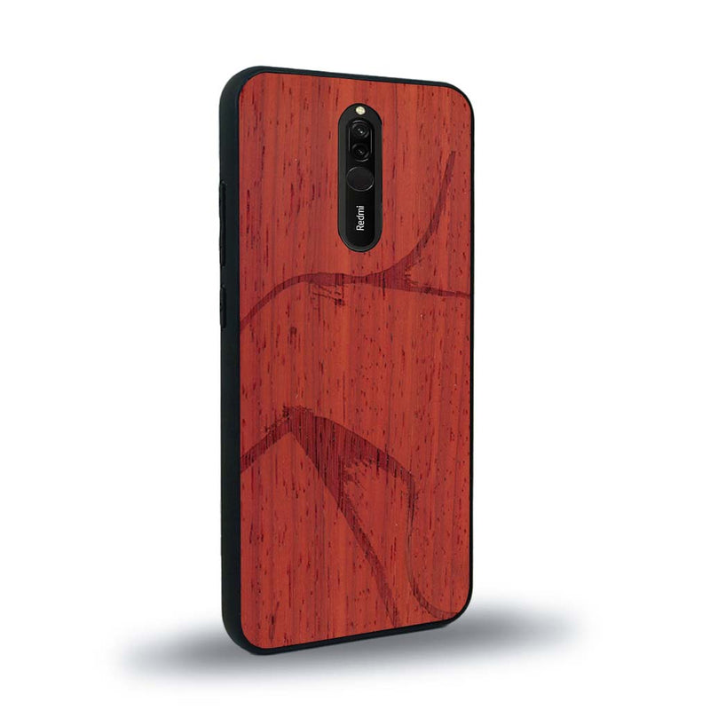 Coque de protection en bois véritable fabriquée en France pour Xiaomi Redmi 8 représentant une silhouette féminine dessinée à la main par l'artiste Maud Dabs