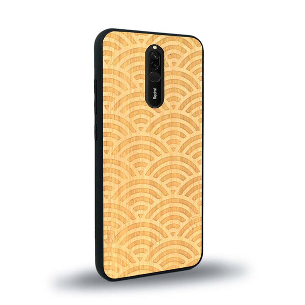 Coque de protection en bois véritable fabriquée en France pour Xiaomi Redmi 8 baptisée "La Sinjak" avec un motif de gravure abstrait représentant la répétition d'un symbole wifi