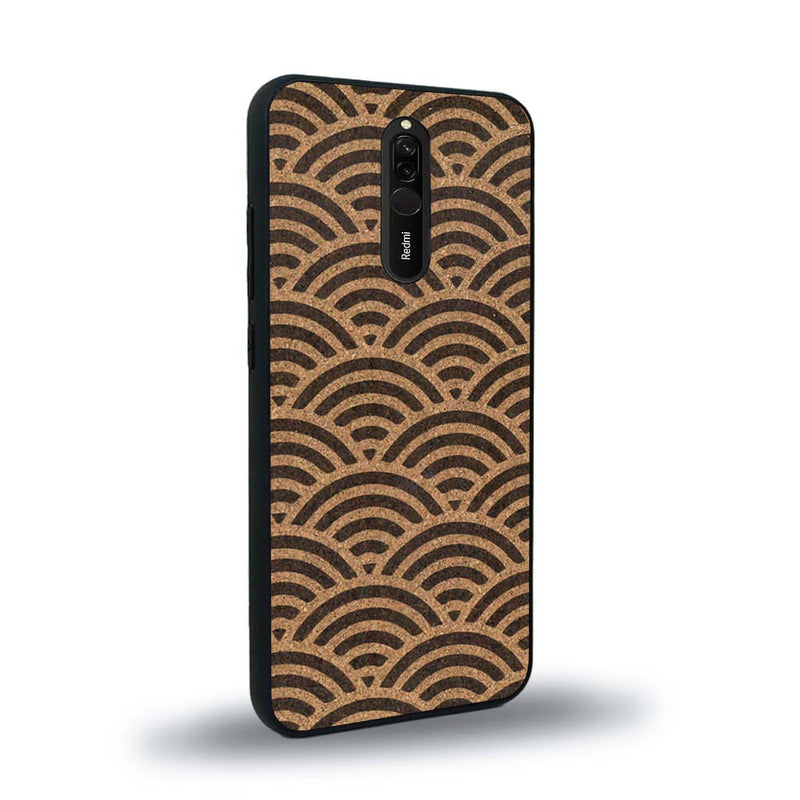 Coque de protection en bois véritable fabriquée en France pour Xiaomi Redmi 8 baptisée "La Sinjak" avec un motif de gravure abstrait représentant la répétition d'un symbole wifi