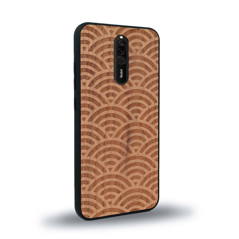 Coque de protection en bois véritable fabriquée en France pour Xiaomi Redmi 8 baptisée "La Sinjak" avec un motif de gravure abstrait représentant la répétition d'un symbole wifi