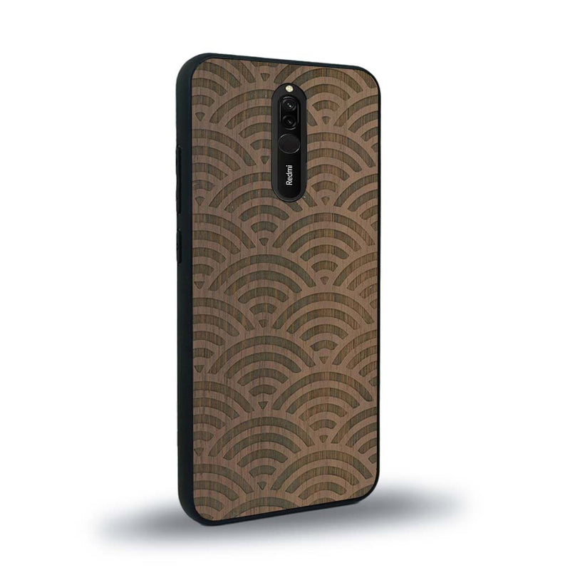 Coque de protection en bois véritable fabriquée en France pour Xiaomi Redmi 8 baptisée "La Sinjak" avec un motif de gravure abstrait représentant la répétition d'un symbole wifi