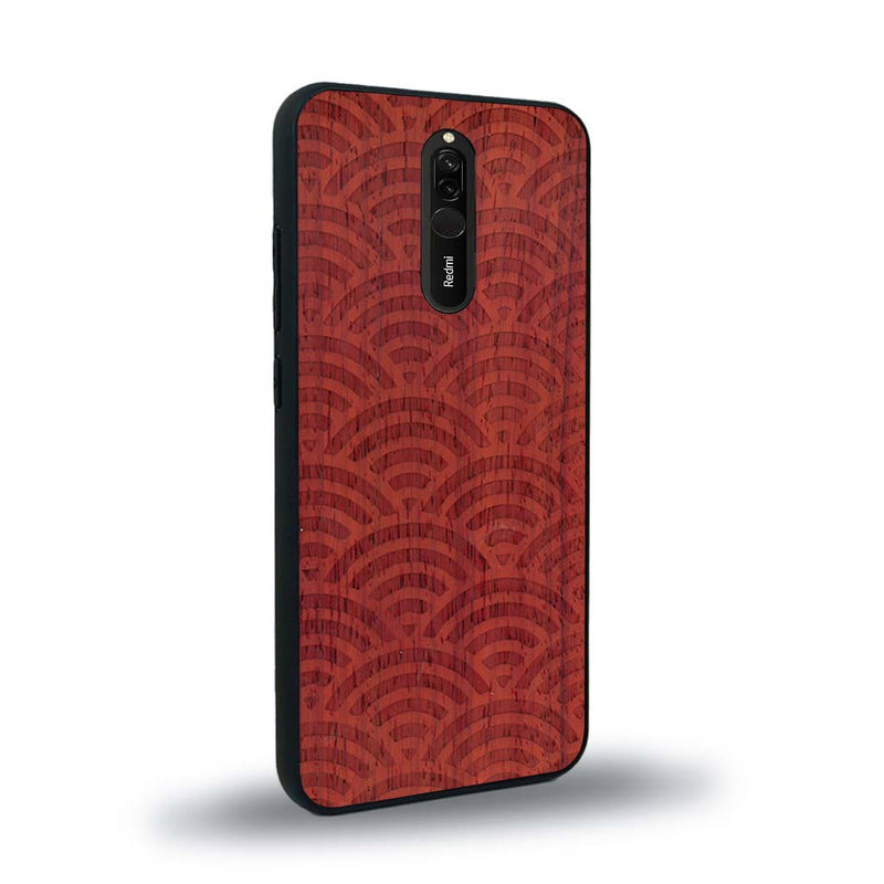 Coque de protection en bois véritable fabriquée en France pour Xiaomi Redmi 8 baptisée "La Sinjak" avec un motif de gravure abstrait représentant la répétition d'un symbole wifi