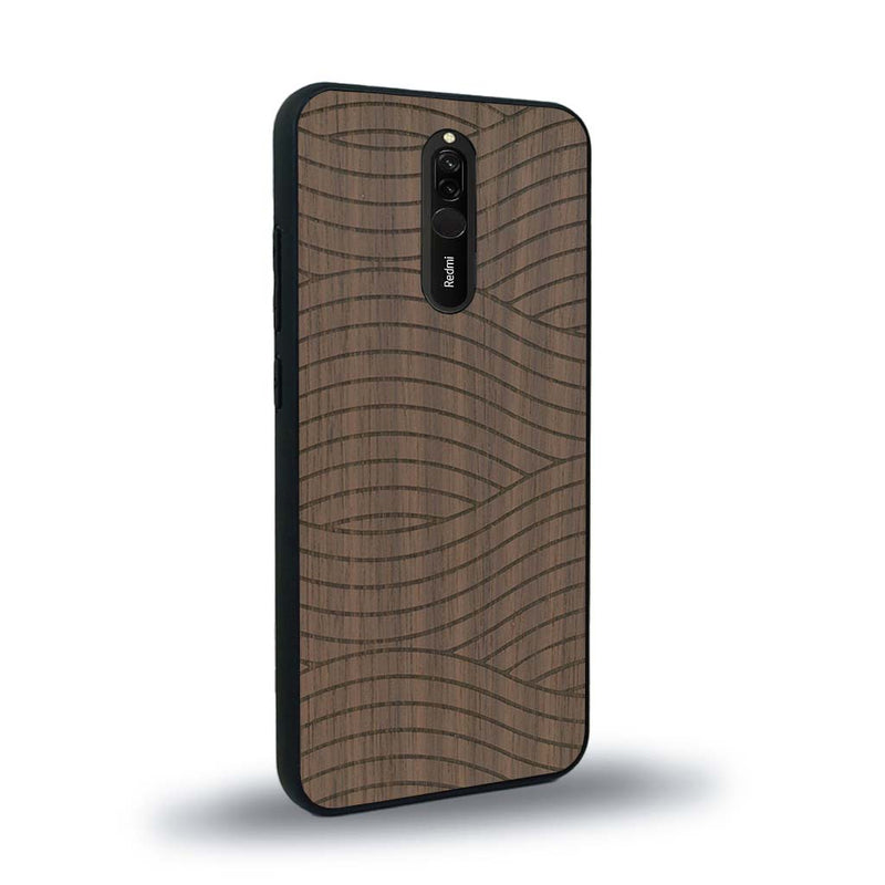 Coque de protection en bois véritable fabriquée en France pour Xiaomi Redmi 8 avec un motif moderne et minimaliste sur le thème waves et wavy représentant les vagues de l'océan