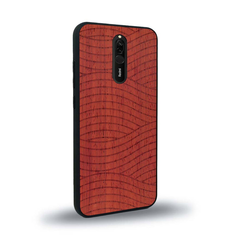 Coque de protection en bois véritable fabriquée en France pour Xiaomi Redmi 8 avec un motif moderne et minimaliste sur le thème waves et wavy représentant les vagues de l'océan