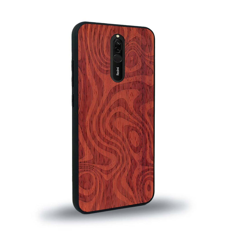 Coque de protection en bois véritable fabriquée en France pour Xiaomi Redmi 8 avec un motif abstrait représentant les mouvements de l'eau