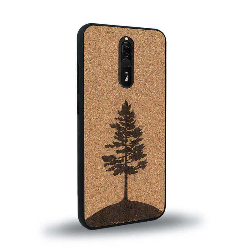 Coque de protection en bois véritable fabriquée en France pour Xiaomi Redmi 8 sur le thème de la nature, de la fôret et de l'écoresponsabilité avec une gravure représentant un arbre 