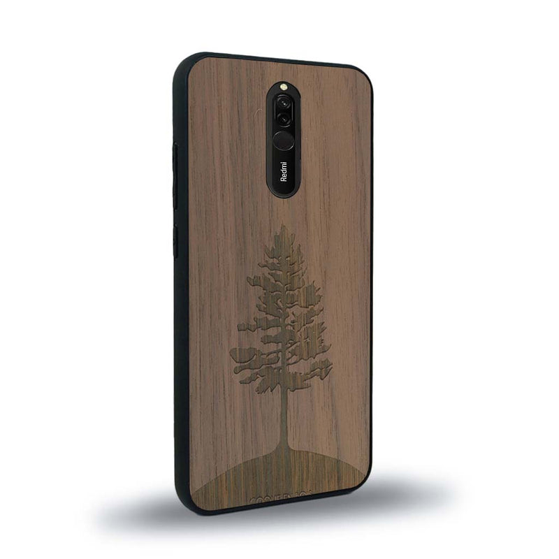 Coque de protection en bois véritable fabriquée en France pour Xiaomi Redmi 8 sur le thème de la nature, de la fôret et de l'écoresponsabilité avec une gravure représentant un arbre 