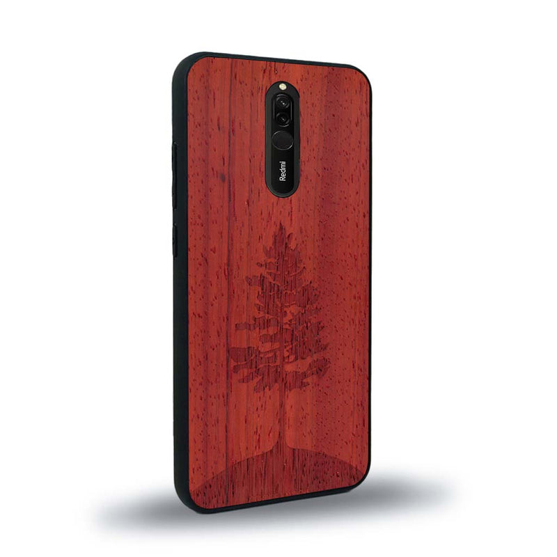 Coque de protection en bois véritable fabriquée en France pour Xiaomi Redmi 8 sur le thème de la nature, de la fôret et de l'écoresponsabilité avec une gravure représentant un arbre 